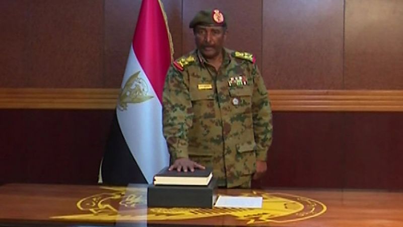 رئيس المجلس الانتقالي في السودان: سنسلم السلطة بأسرع وقت